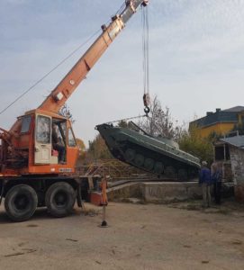 Погрузка гусеничного вездехода автокраном — Азбука переезда